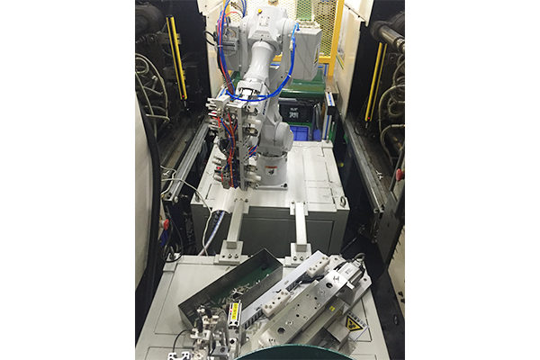 Automatic injection hardware equipment for horizontal injection molding machine series